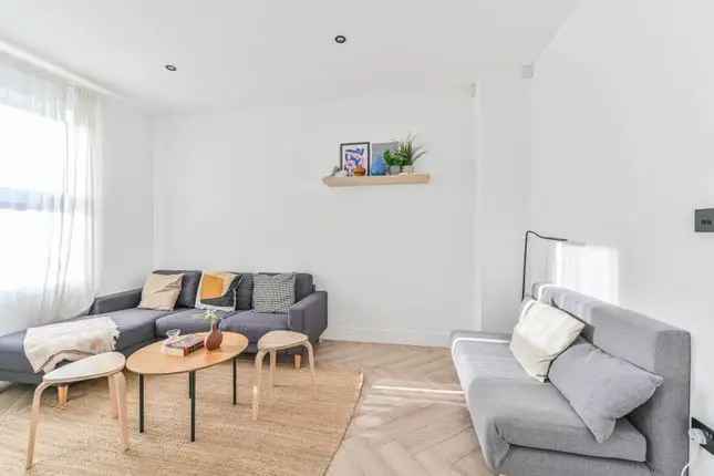 Flat to rent in York Road, Clapham Junction, London SW11