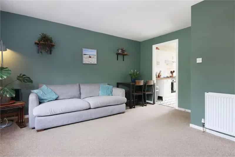 2 Bed Flat - Upper with 1 Reception Room