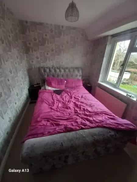 3 Bed House Large Garden Off Side Parking Quiet Road