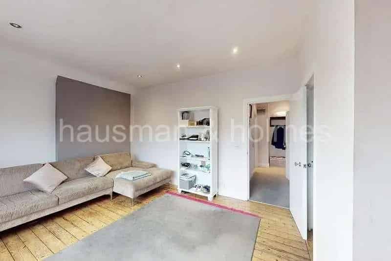 2 bed flat for sale