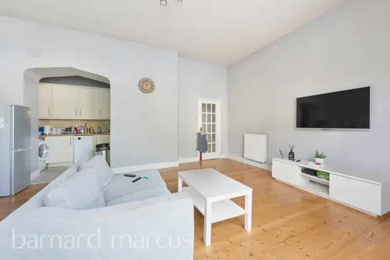 One Bedroom Period Conversion Apartment Sutton High Ceilings Allocated Parking