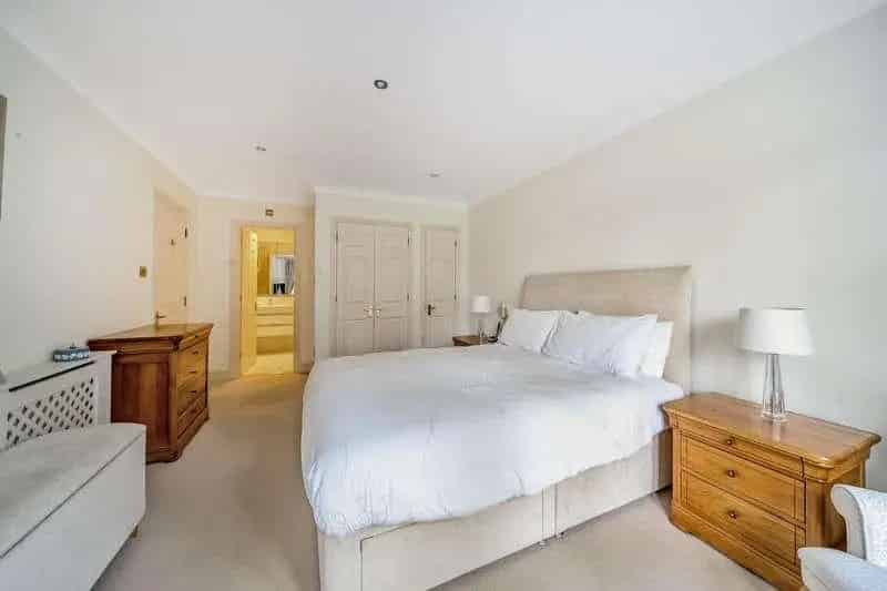 2 Bed Flat for Sale Holders Hill Road