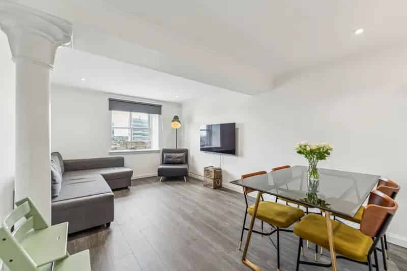 Spacious 2-Bedroom Flat near City Centre Canal Views Gym Pool Parking