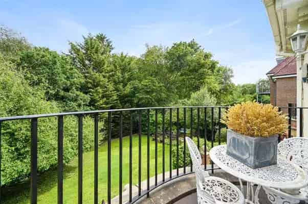 Spacious 2-Bed Apartment in Elm House Development