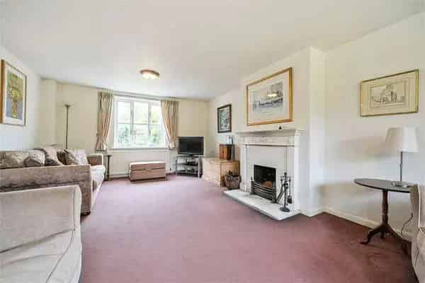 Four Bedroom Detached House with Pool in Tattingstone