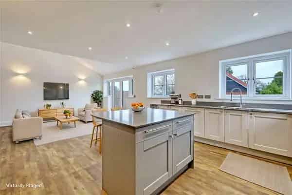 4-Bedroom House with Double Garage and Landscaped Garden