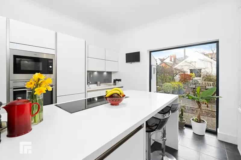 6 Bedroom Terraced House for Sale in Pontcanna