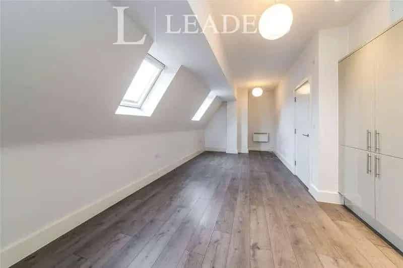 1 Bed Flat for Sale Crawley - Modern Apartment with Parking