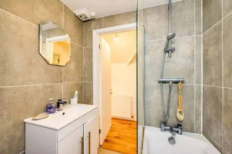 1 Bed Flat for Sale Caversham Refurbished Apartment Parking