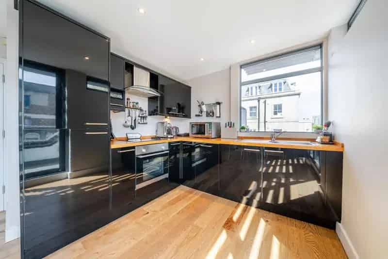 Top Floor Modern Apartment near Clapham Old Town