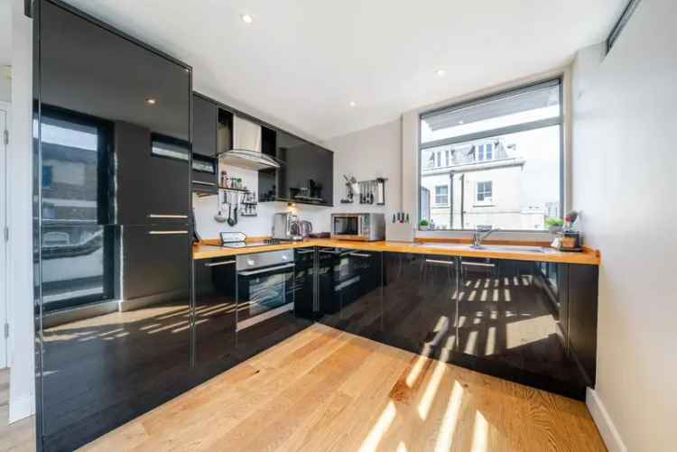 Top Floor Modern Apartment near Clapham Old Town