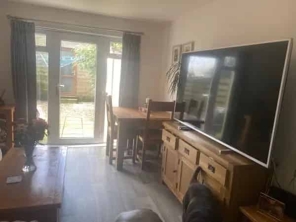 2 Bedroom House Near Shops and Schools