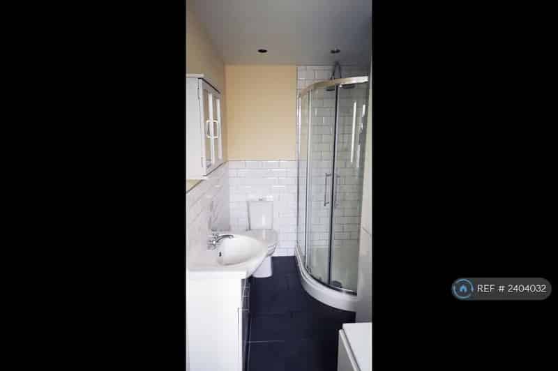 4 Bedroom Semi Detached House Extended Kitchen Large Garden
