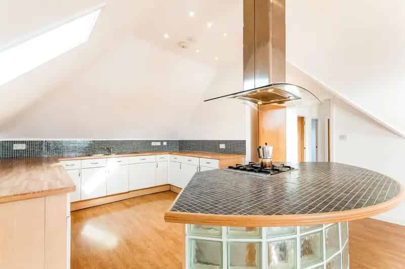 Three Bedroom Penthouse Apartment Near Canterbury West Station