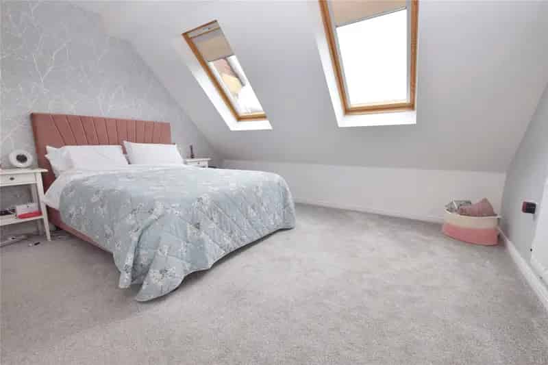 Modern 3-Bedroom Townhouse with Garden and Garage