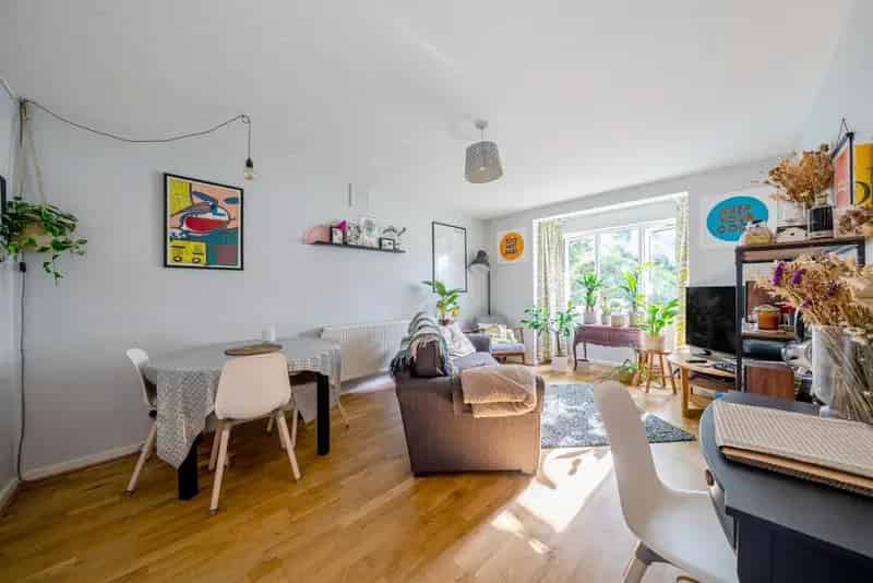 Spacious Two Double Bedroom Apartment with Communal Gardens