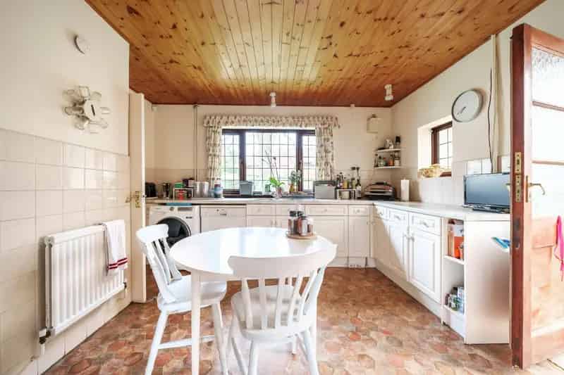 3 Bedroom Detached Bungalow Kingswood Modernisation Potential