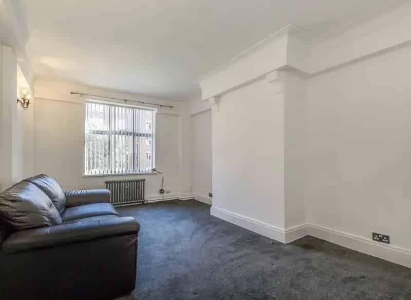 3 Double Bed Apartment Chiswick  Communal Garden Swimming Pool