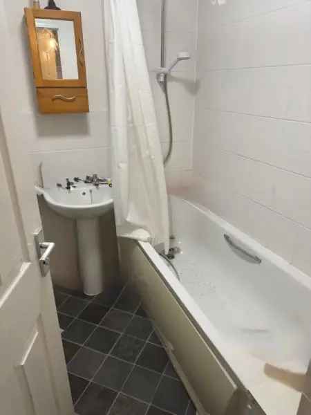 3 Bedroom Semi Detached House with Parking Solar Panels and New Roof
