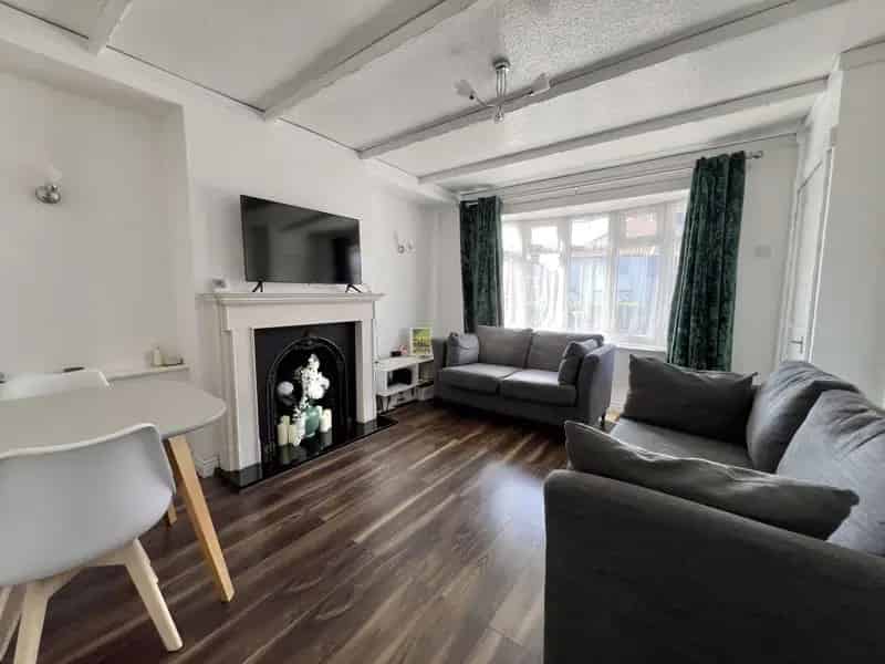 2 Bedroom Terraced House to Rent Near Schools and Shops