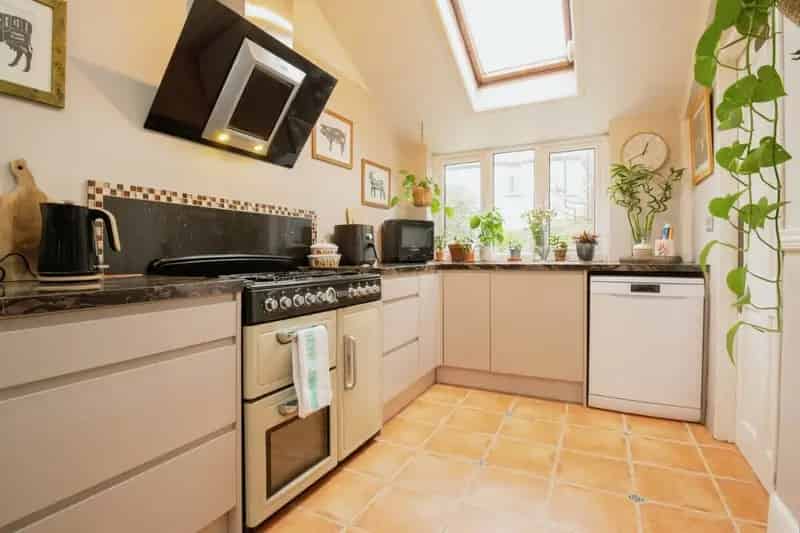 Family Home near Waterloo Gardens  4 Bedrooms 2 Bathrooms