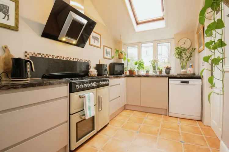 Family Home near Waterloo Gardens  4 Bedrooms 2 Bathrooms