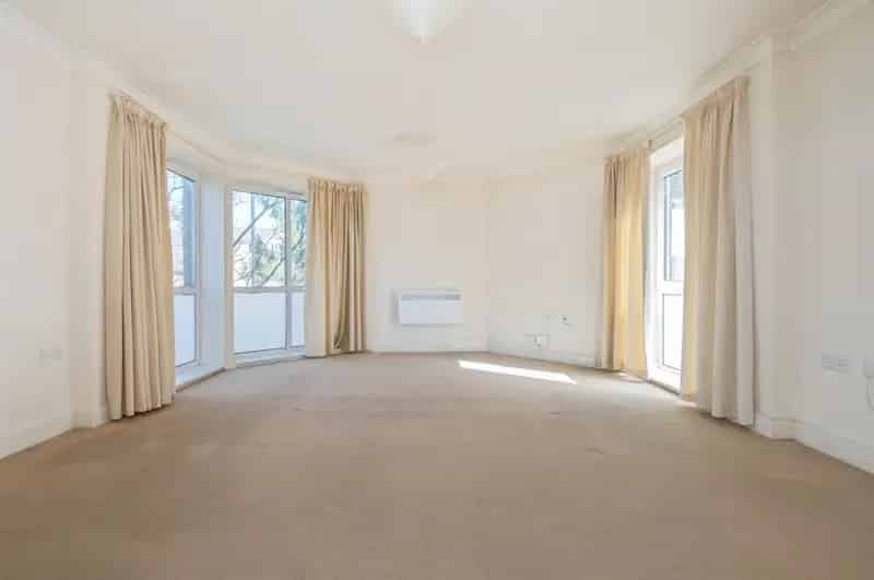 2 Bed Flat Regents Park  Open Plan Kitchen Built In Storage Near Transport Links