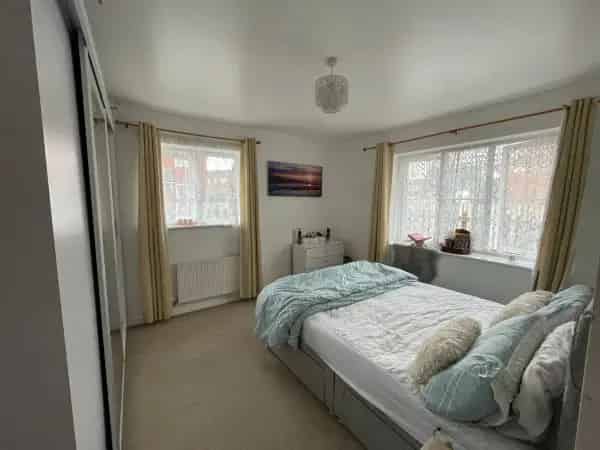 2 Bedroom House with Huge Kitchen and Garden
