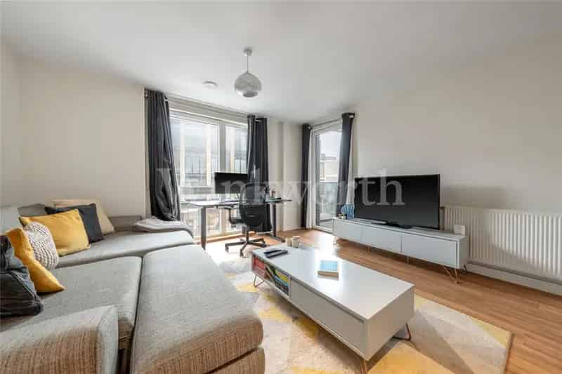 1 Bedroom Flat London Wooden Floors Lift Balcony Communal Gardens