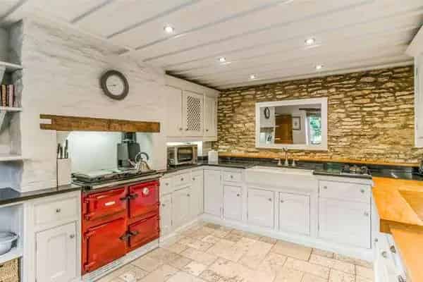 Charming Cotswold Stone Family Home with Garden and Double Garage