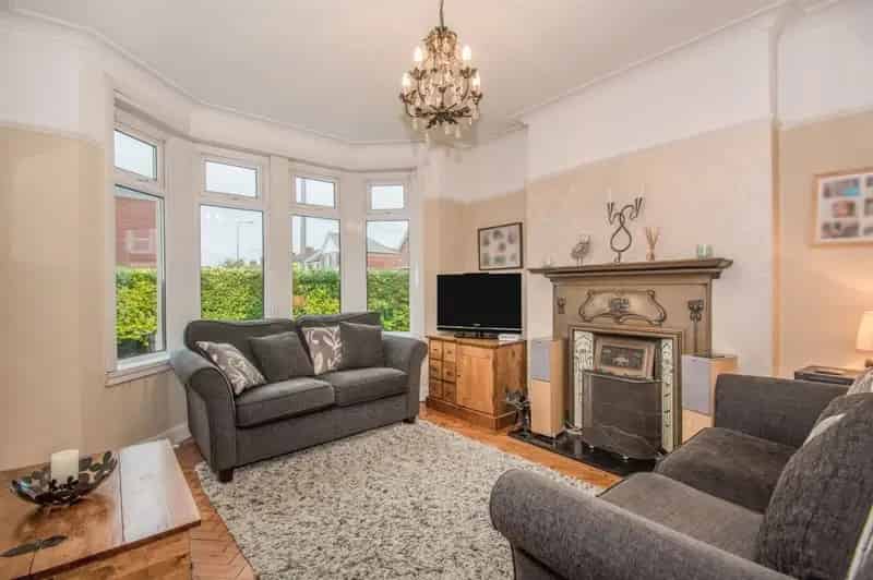 3 Bedroom Semi-Detached House Near Shops and Schools