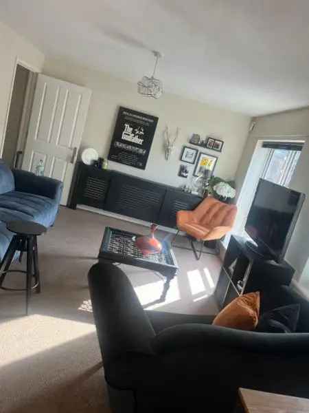 Two Bed Apartment Near Town Centre