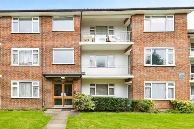 Ground Floor Apartment Nascot Wood Two Double Bedrooms Private Terrace Parking Garage