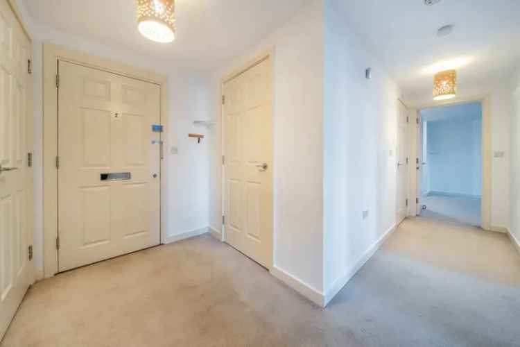 Maidenhead Two-Bedroom Apartment Near Station
