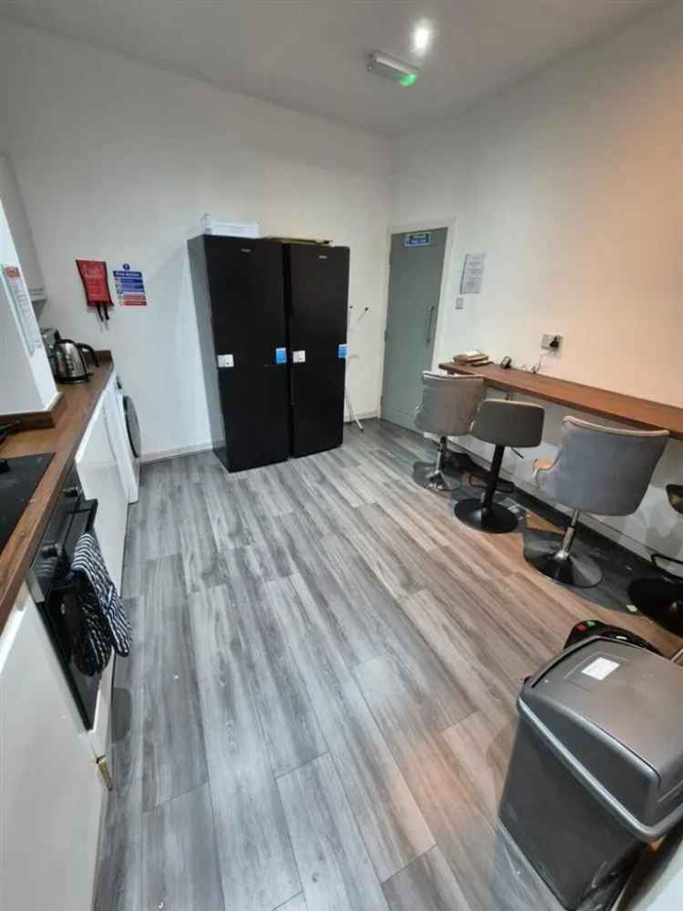 5 Bed House Share Near Moses Gate Station - En-suite Rooms