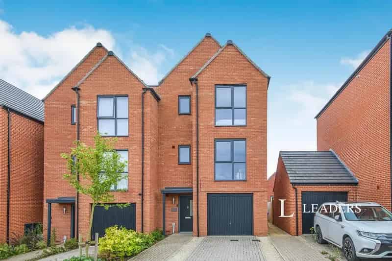 4 Bedroom Detached House To Rent