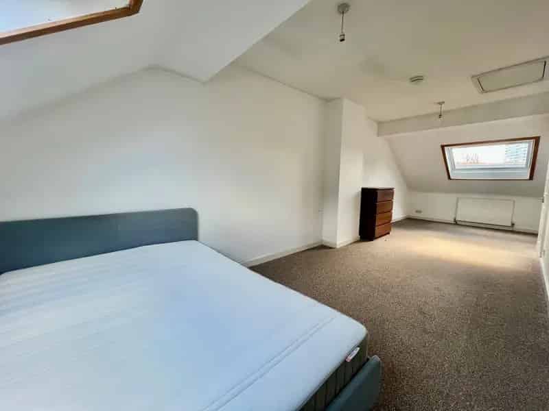 3 Bedroom Family Townhouse Near Victoria Park