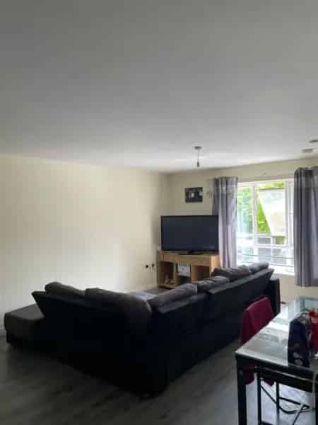 2 Bed Flat near Walton on Thames Train Station