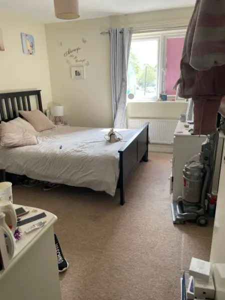 Flat For Rent in Elmbridge, England