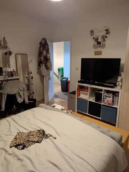 2 Bed First Floor Flat Near Schools and A1