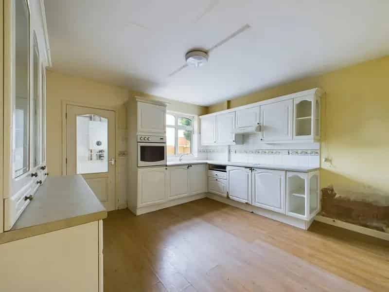 2 Bed Terraced House Hartshill Near Amenities and Country Park