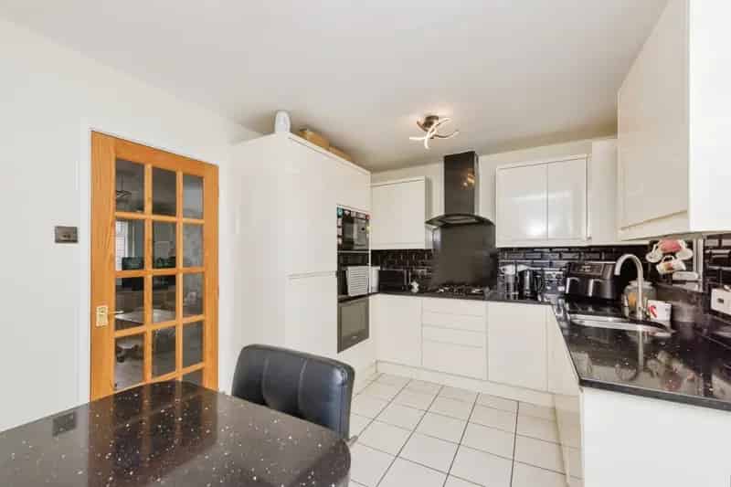 2 Double Bedroom House with Modern Kitchen and Garden