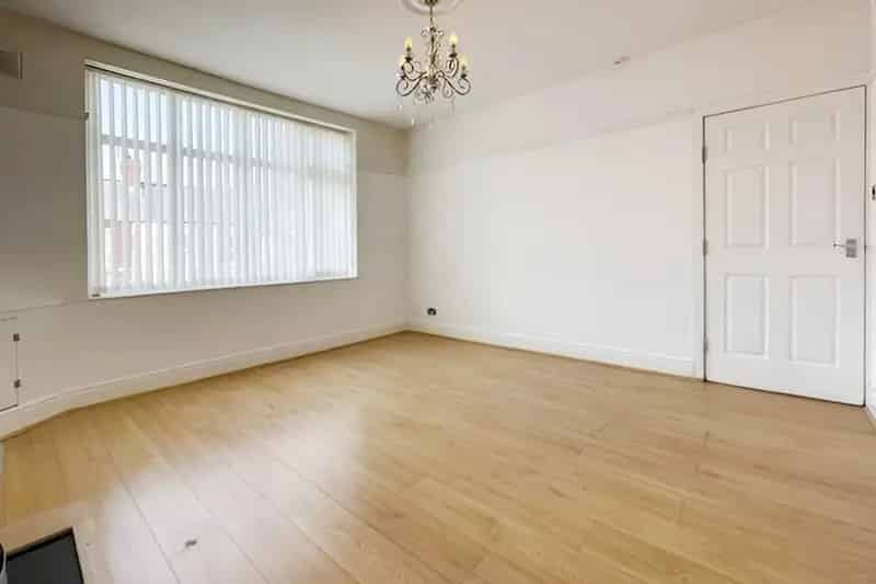 Spacious 3-Bed Flat above Shops in Wallasey