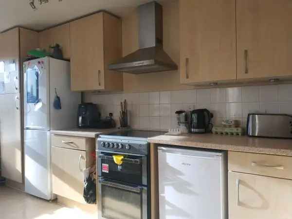 Flat For Rent in Woking, England