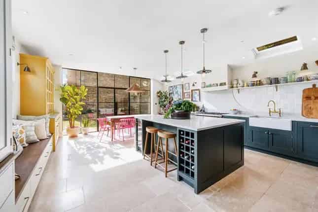 Four Double Bedroom Semi-Detached House in Acton W3