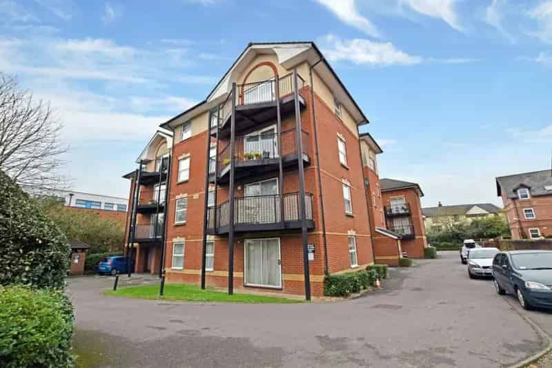 2 Bedroom Flat For Sale Archers Road Southampton