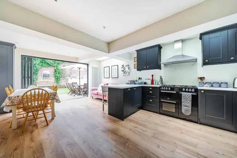 Four Double Bedroom Family House Near Transport Links