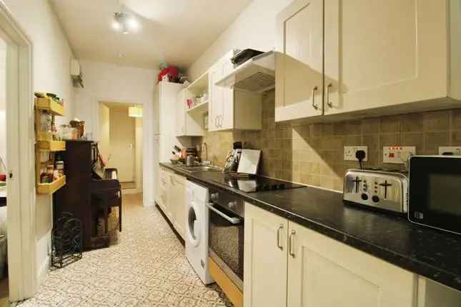 2 Bed Flat Albany Road Cardiff - Garden & Basement