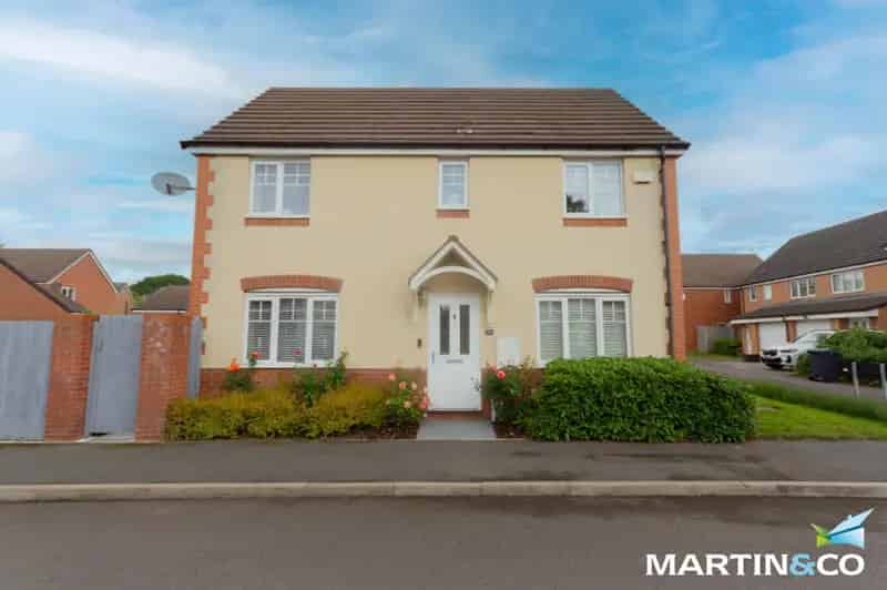 3 Bedroom Detached House with Garage and Garden