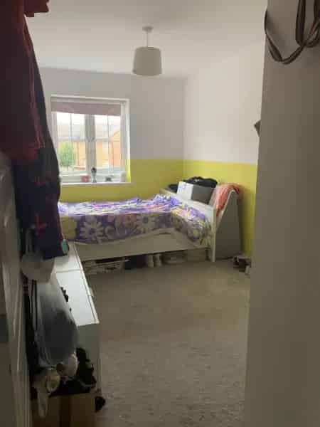 2 Bed First Floor Flat Storrington Near Schools Parking